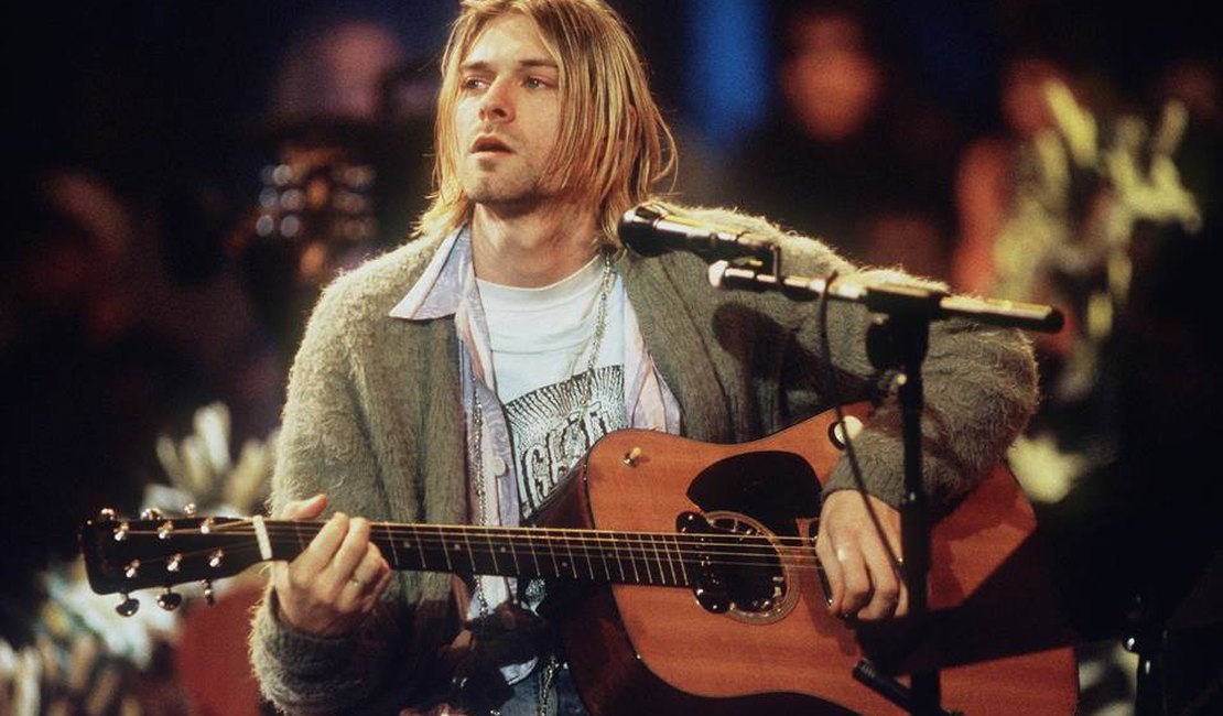 Sujo e manchado, casaco de Kurt Cobain é leiloado por uma fortuna