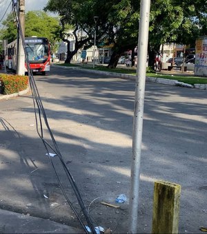 Caminhão derruba fios de telefonia e impede acesso de carros à rua na Jatiúca