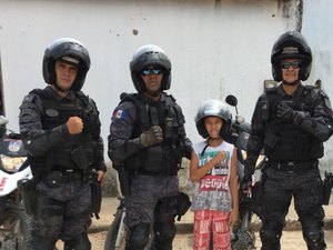 Criança de 12 anos ganha visita de policiais no dia do aniversário em Arapiraca