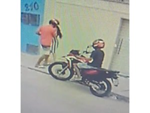 [Vídeo] Criminosos em moto assaltam mulher em Arapiraca