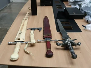 Polícia acha espada do He-Man em operação contra PMs agiotas