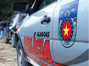 Polícia encontra corpo carbonizado e restos de cadáver em valeta