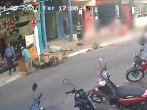 Casal é flagrado furtando capacete em plena luz do dia no Centro de Arapiraca
