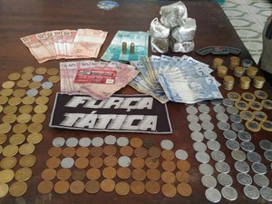Jovens são pegos pela polícia com droga, munições e dinheiro falso