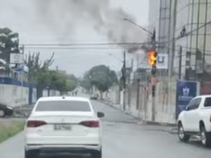 Poste de energia pega fogo e assusta condutores de veículos,  em Arapiraca