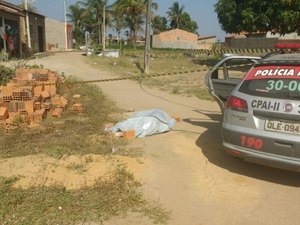 Populares encontram corpo de homem assassinado a pedradas