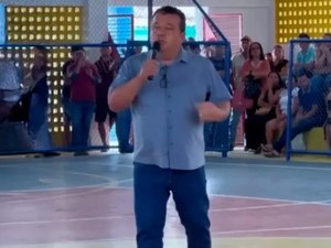 Prefeito convoca reunião em ginásio e promove demissão em massa de contratados