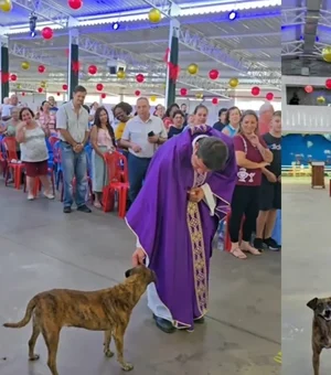 Cachorro entra com padre em missa e derrete a web