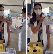 Fátima Bernardes toma segunda dose de vacina contra a Covid-19 no Rio