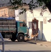 Caminhão desgovernado invade casa e destrói parte do imóvel em Arapiraca