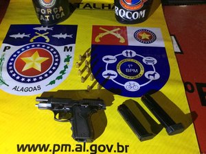 Homem é preso após polícia encontrar arma de fogo em sua residência