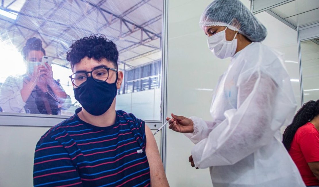 Com 146 mil vacinados, Arapiraca foca na terceira dose e imunização de adolescente com 12 anos