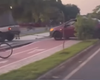 Motorista invade ciclovia e reboca carro em área exclusiva de lazer em Arapiraca