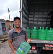 Empresa doa depósito de água mineral à família vítima das enchentes em Marechal