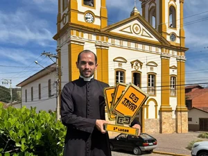 Padre do interior de SP ganha torneio de truco em dupla com o avô