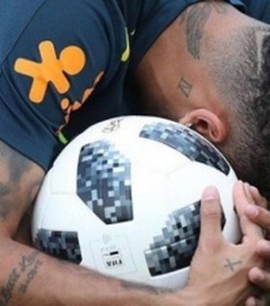 'Nunca quis tanto ser uma bola', diz Bruna Marquezine em foto de Neymar