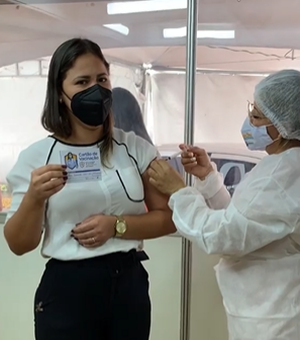 [Vídeo] Profissionais da Saúde estão aptos para tomar a dose de reforço contra a Covid-19 em Arapiraca