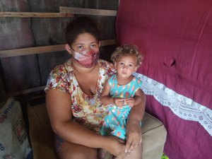 [Vídeo] Jovem carente e mãe de 4 filhos precisa de exame urgente para diagnosticar tumor