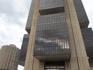 Juros dos empréstimos recuam em fevereiro, diz BC