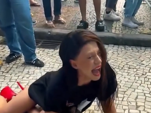 Fã se ajoelha e chora em frente ao Copacabana Palace à espera de Lady Gaga