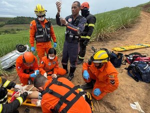 Mulher fica gravemente ferida após veículo despencar de ribanceira em Matriz de Camaragibe