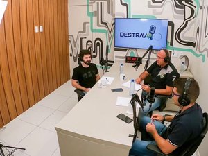 Apresentador alagoano comemora gravação do 50º episódio de podcast