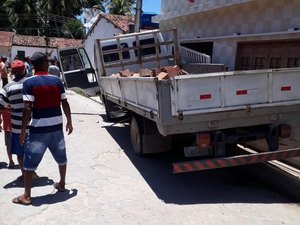 [Vídeo] Jovem é atingida por caminhão desgovernado em Jequiá da Praia