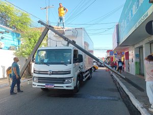 [Video] Semáforo cai em caminhão e interrompe trânsito na Avenida Rio Branco e Rua São Francisco