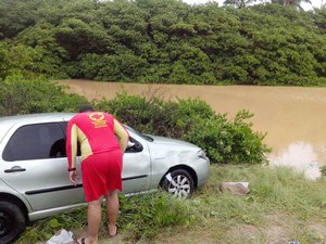 Condutora se assusta e acaba caindo com carro dentro de Riacho 