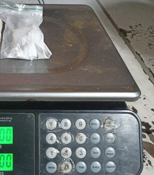 Mulher é flagrada com drogas durante abordagem em van na Mata Grande