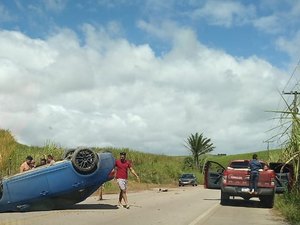 Em acidente, veículo de luxo capota na AL-105 na manhã deste domingo (15), no Litoral Norte de Alagoas