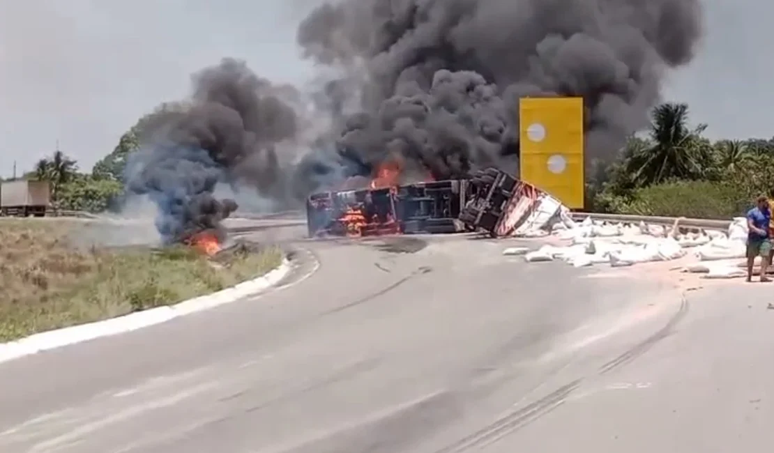 Carreta carregada de ração tomba e pega fogo em Porto Real do Colégio