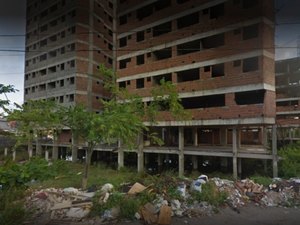 Bombeiros controlam incêndio em prédio abandonado na Cruz das Almas 