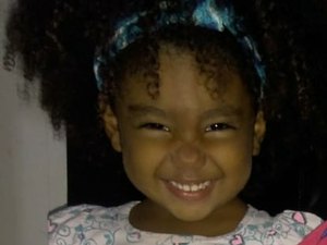 Menina de 2 anos morre com tiro na cabeça ao brincar na porta de casa
