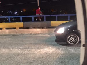 [Vídeo] PM resgata mulher que tentava se jogar da Ponte do Reginaldo