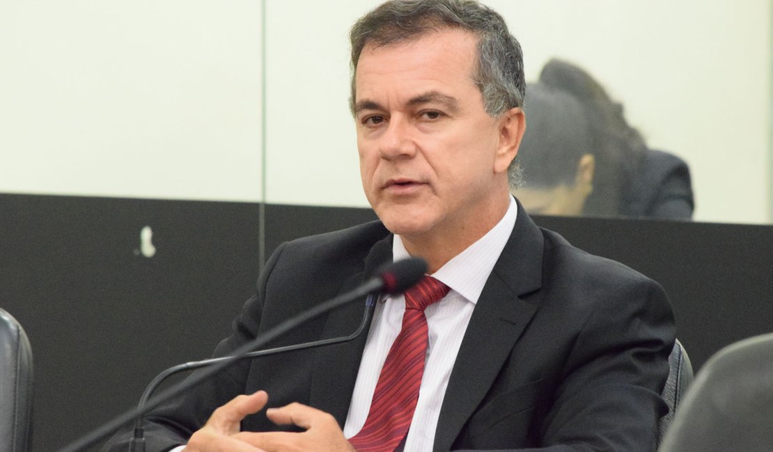 Deputado lamenta reajuste no preço dos combustíveis e critica visita de Bolsonaro