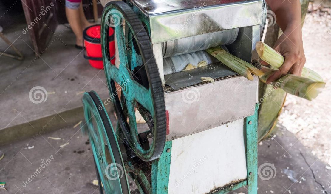 Mulher fica com mão presa em máquina de moer cana-de-açúcar