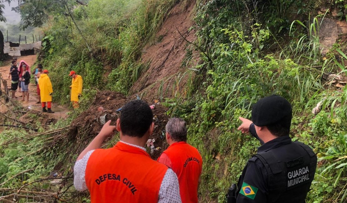 Defesa Civil inicia remoção das familias que moram em áreas de risco de Palmeira