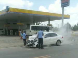 Colisão entre carros deixa mulher grávida ferida em Porto Calvo