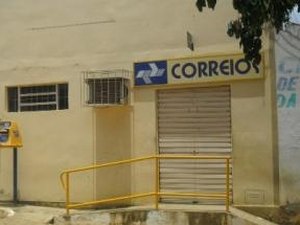 Assaltantes invadem agência dos Correios e roubam dinheiro e arma