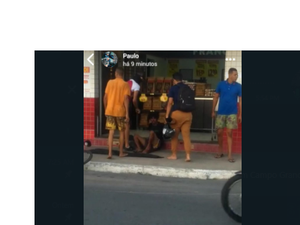 [Vídeo] Suspeito é agredido por populares após tentativa frustrada de roubar celular