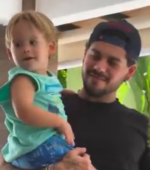 No colo de Zé Felipe, filho é incentivado a dizer palavra de teor adulto