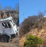 Caminhão com carga de leite capota na Serra das Espias em Palmeira dos Índios