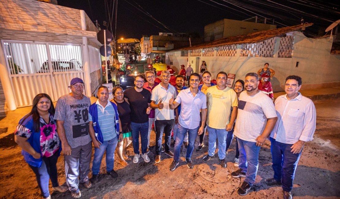 Prefeito de Maceió, JHC, visita obra de pavimentação no bairro Cruz das Almas