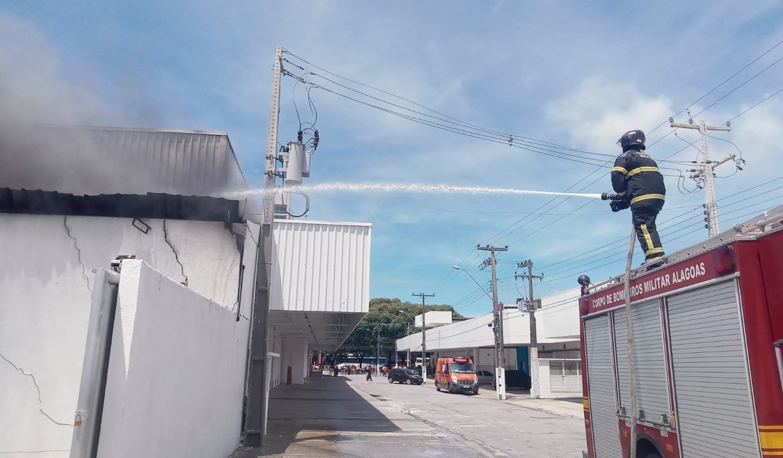 Incêndio atinge estabelecimento comercial na Fernandes Lima, em Maceió