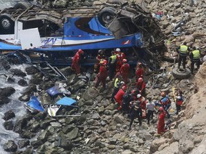 Ônibus cai em desfiladeiro e 48 passageiros morrem no Peru