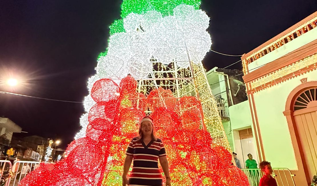 Prefeitura inaugura árvore de Natal de 13 metros de altura em Porto Calvo