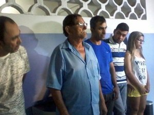 Operação resulta na prisão de bicheiro e na apreensão de R$50 mil, armas e um Camaro