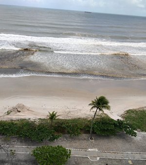 Populares registram mancha escura na Praia da Avenida 