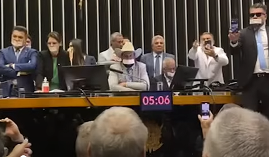 Parlamentares da oposição realizam ato para pressionar impeachment de Moraes